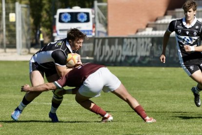 Imagen del duelo en Pepe Rojo entre Vulcanizados Álvarez El Salvador y Silicius Alcobendas.