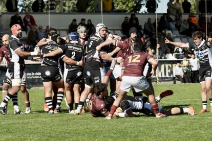 Imagen del duelo en Pepe Rojo entre Vulcanizados Álvarez El Salvador y Silicius Alcobendas.