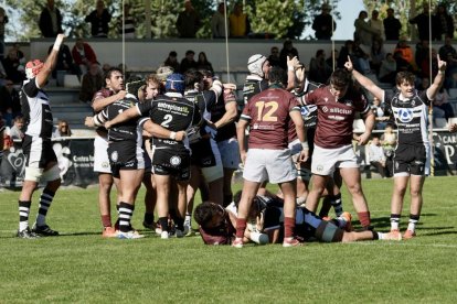 Imagen del duelo en Pepe Rojo entre Vulcanizados Álvarez El Salvador y Silicius Alcobendas.
