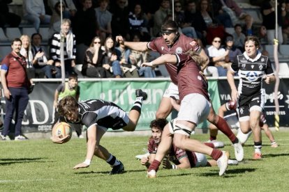 Imagen del duelo en Pepe Rojo entre Vulcanizados Álvarez El Salvador y Silicius Alcobendas.