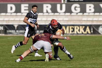 Imagen del duelo en Pepe Rojo entre Vulcanizados Álvarez El Salvador y Silicius Alcobendas.