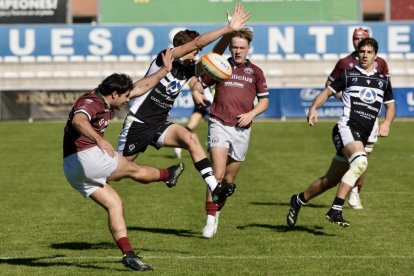 Imagen del duelo en Pepe Rojo entre Vulcanizados Álvarez El Salvador y Silicius Alcobendas.