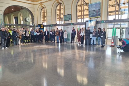 Imagen de los cinco minutos de silencio en memoria de las víctimas del accidente ferroviario de Arda en la estación de tren de Valladolid