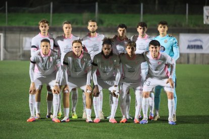 Una acción del partido entre Covadonga y Real Valladolid en Copa del Rey.