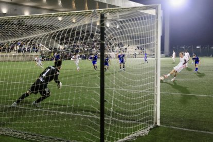 Una acción del partido entre Covadonga y Real Valladolid en Copa del Rey.