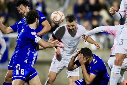 Una acción del partido entre Covadonga y Real Valladolid en Copa del Rey.