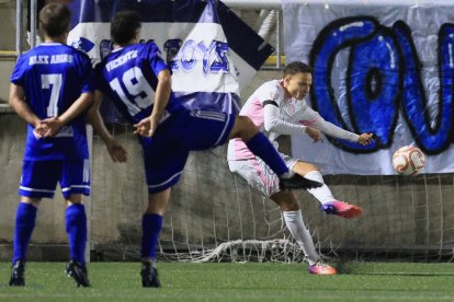 Una acción del partido entre Covadonga y Real Valladolid en Copa del Rey.
