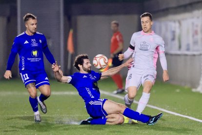 Una acción del partido entre Covadonga y Real Valladolid en Copa del Rey.