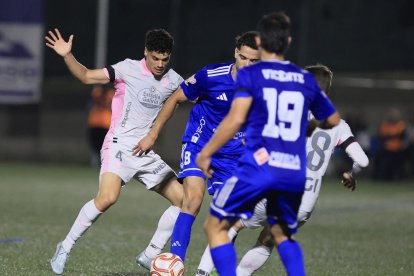 Una acción del partido entre Covadonga y Real Valladolid en Copa del Rey.
