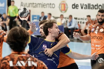 Una acción del partido entre Recoletas Atlético Valladolid y BM Torrelavega.