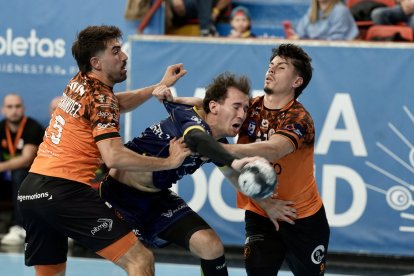 Una acción del partido entre Recoletas Atlético Valladolid y BM Torrelavega.
