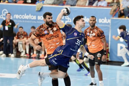 Una acción del partido entre Recoletas Atlético Valladolid y BM Torrelavega.