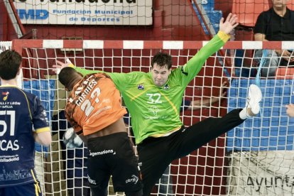 Una acción del partido entre Recoletas Atlético Valladolid y BM Torrelavega.
