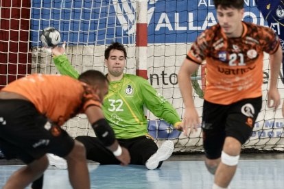 Una acción del partido entre Recoletas Atlético Valladolid y BM Torrelavega.