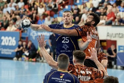 Una acción del partido entre Recoletas Atlético Valladolid y BM Torrelavega.