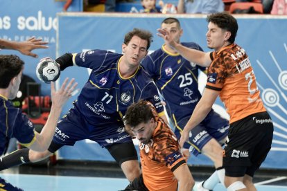 Una acción del partido entre Recoletas Atlético Valladolid y BM Torrelavega.