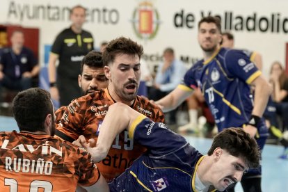 Una acción del partido entre Recoletas Atlético Valladolid y BM Torrelavega.