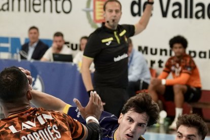 Una acción del partido entre Recoletas Atlético Valladolid y BM Torrelavega.