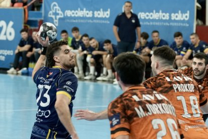 Una acción del partido entre Recoletas Atlético Valladolid y BM Torrelavega.