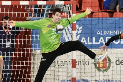 Una acción del partido entre Recoletas Atlético Valladolid y BM Torrelavega.