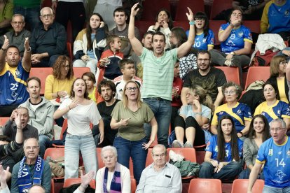 Público en Huerta del Rey durante el Recoletas Atlético vs BM Torrelavega.