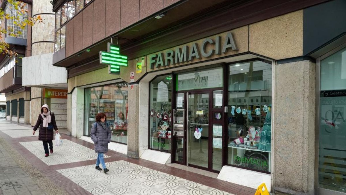 Farmacia junto al Bar Santa Lucía en la calle Santa Lucía de Valladolid. -J.M. LOSTAU