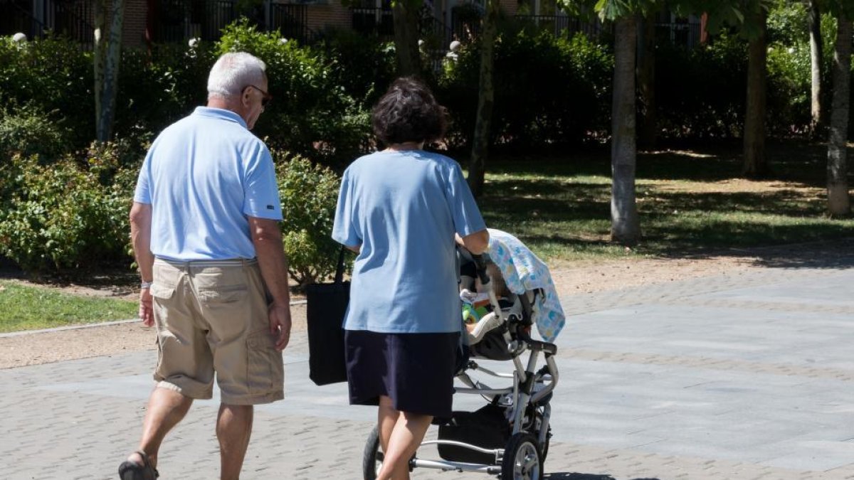 Imagen de unos abuelos paseando con su nieto por las calles de Valladolid.-PABLO REQUEJO (PHOTOGENIC)