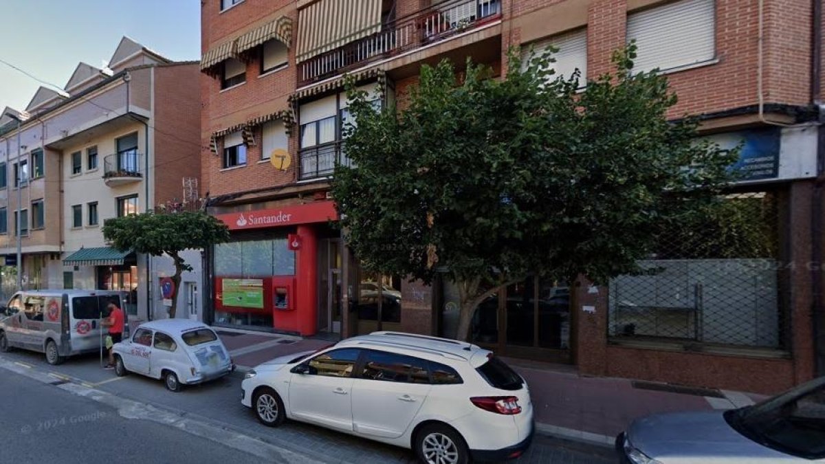 Avenida de Valladolid, Tudela de Duero, con el 600 aparcado en la misma calle. -G.M.S.V.