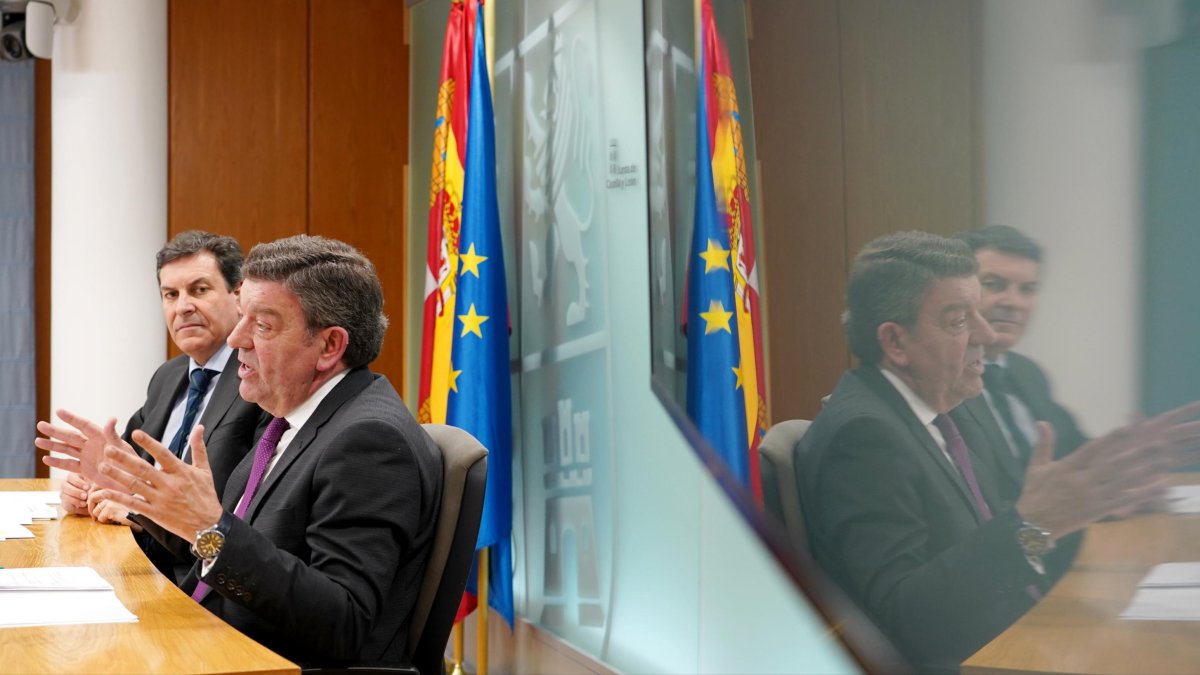 El portavoz de la Junta y consejero de Economía y Hacienda, Carlos Fernández Carriedo, y el de la Presidencia, Luis Miguel González Gago.