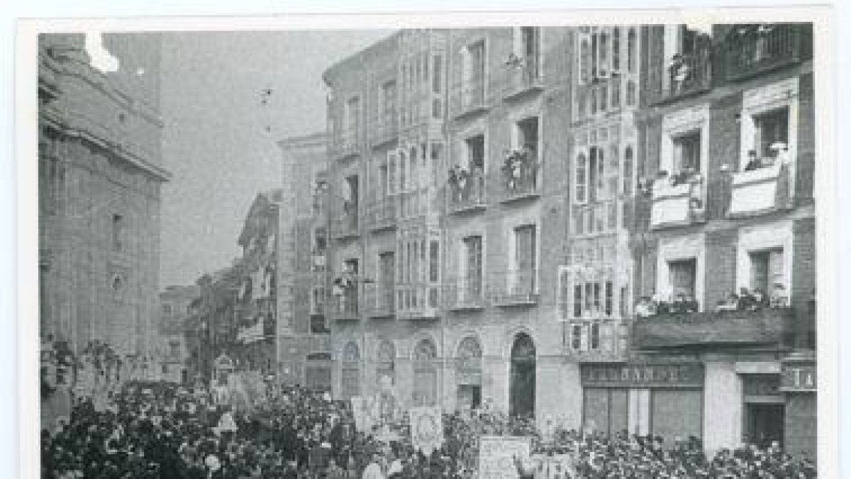 Procesión de San Pedro Regalado durante las fiestas por el día del patrón de Valladolid en 1920