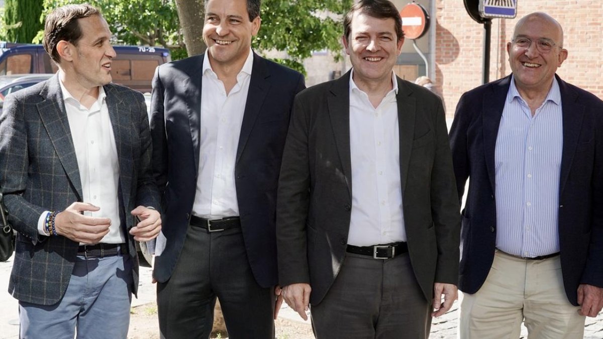 El presidente de la Diputación, Conrado Íscar, el candidato del PPCyL, Raúl de la Hoz, el presidente de la Junta, Alfonso Fernández Mañueco y el alcalde de Valladolid, Jesús Julio Carnero.