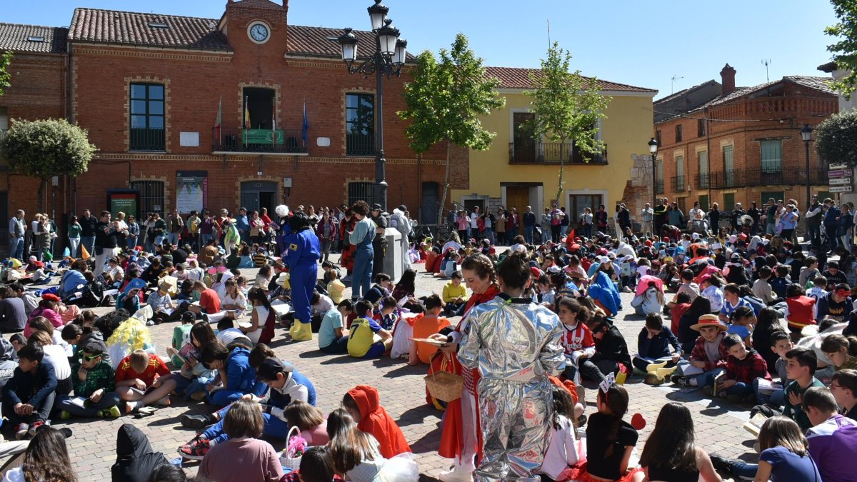 Alumnos de educación infantil y primaria leen en la plaza Mayor de Cigales