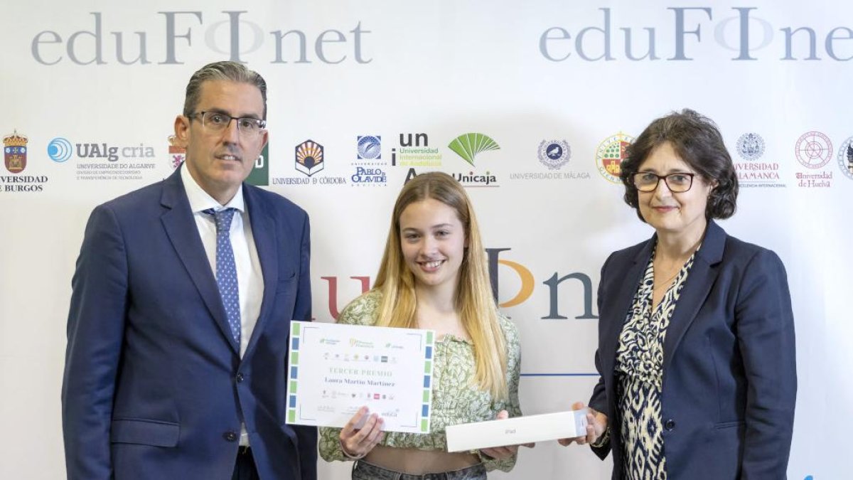 Laura Martín, alumna del Colegio San Juan de la Cruz de Medina del Campo (Valladolid) recoge el tercer premio.