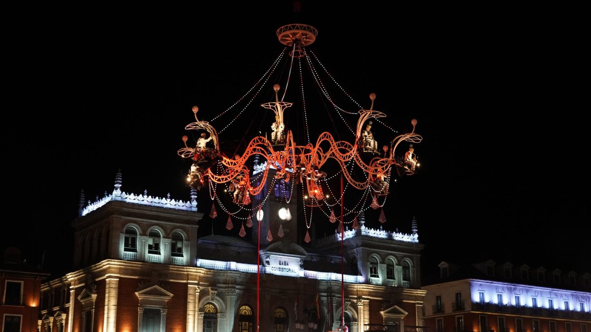 El espectáculo 'Cristal Palace', de Transe Express en la Plaza Mayor, dentro del Teatro de Calle de Valladolid