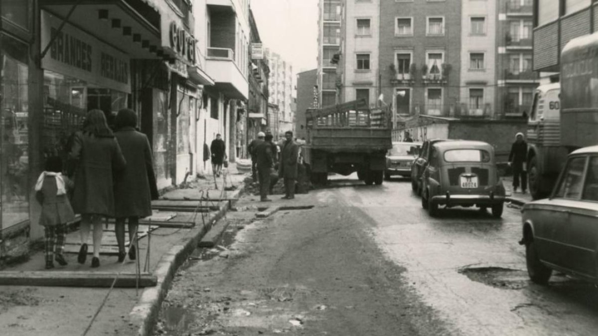 Obras de pavimentación en calle Mantería en 1971, 16 años antes de su peatonalización