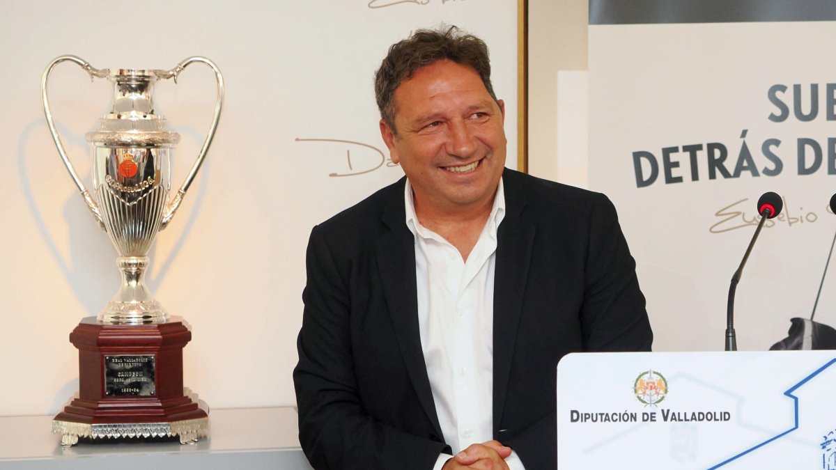 El presidente de la Diputación de Valladolid, Conrado Íscar, y Eusebio Sacristán, patrono fundador de la Fundación que lleva su nombre, presentan la exposición Sueños detrás de un balón, con la que la Fundación Eusebio Sacristán pone fin a los actos de su XX aniversario.