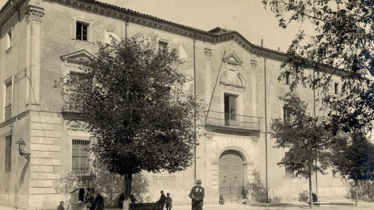 El Palacio de los Viviero, en aquel entonces sede de la Audiencia Territorial de Valladolid, en 1930