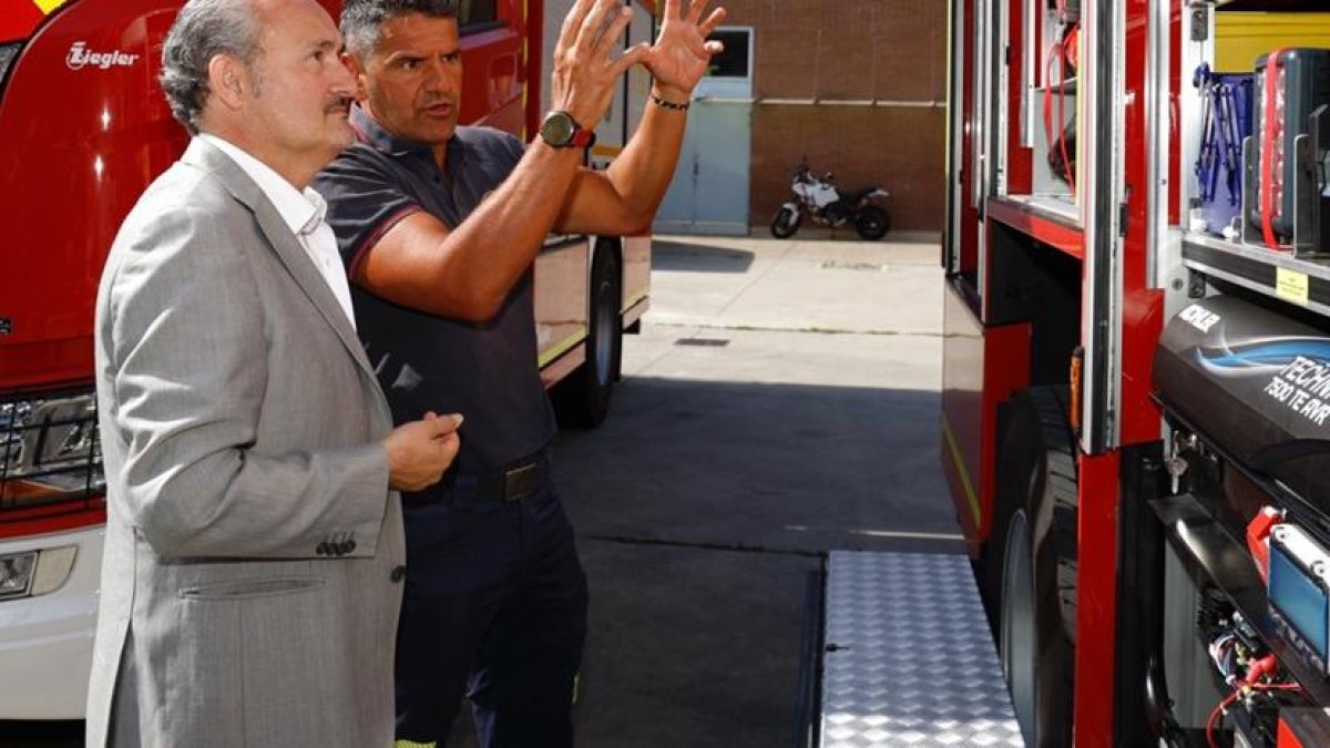 Alberto Cuadrado, concejal de Salud Pública y Seguridad Ciudadana, en la presentación de los dos nuevos camiones autobomba de los bomberos.