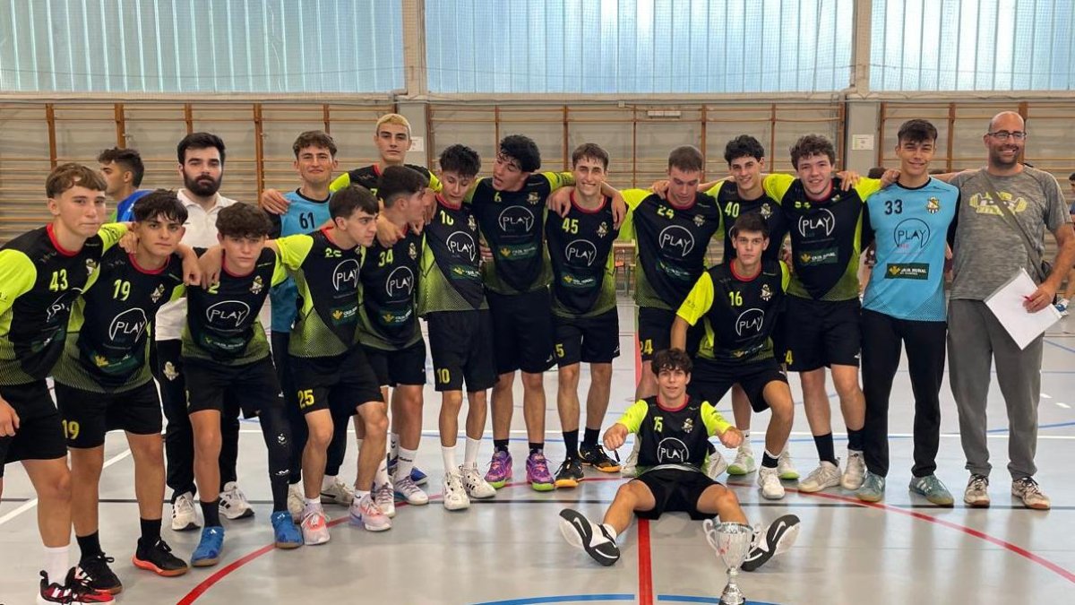 Joaquín Velasco, a la derecha, con su equipo juvenil de Delicias, campeón del Trofeo de Ferias.