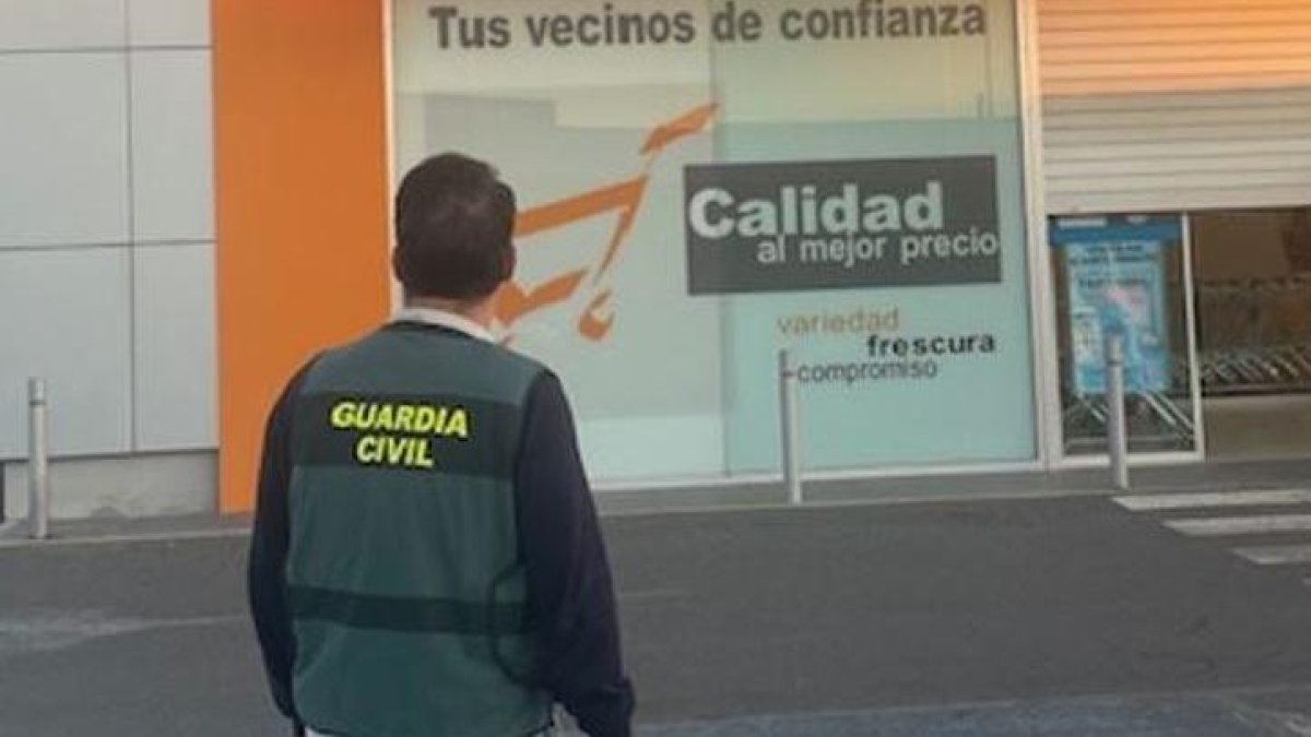 La Guardia Civil en el supermercado