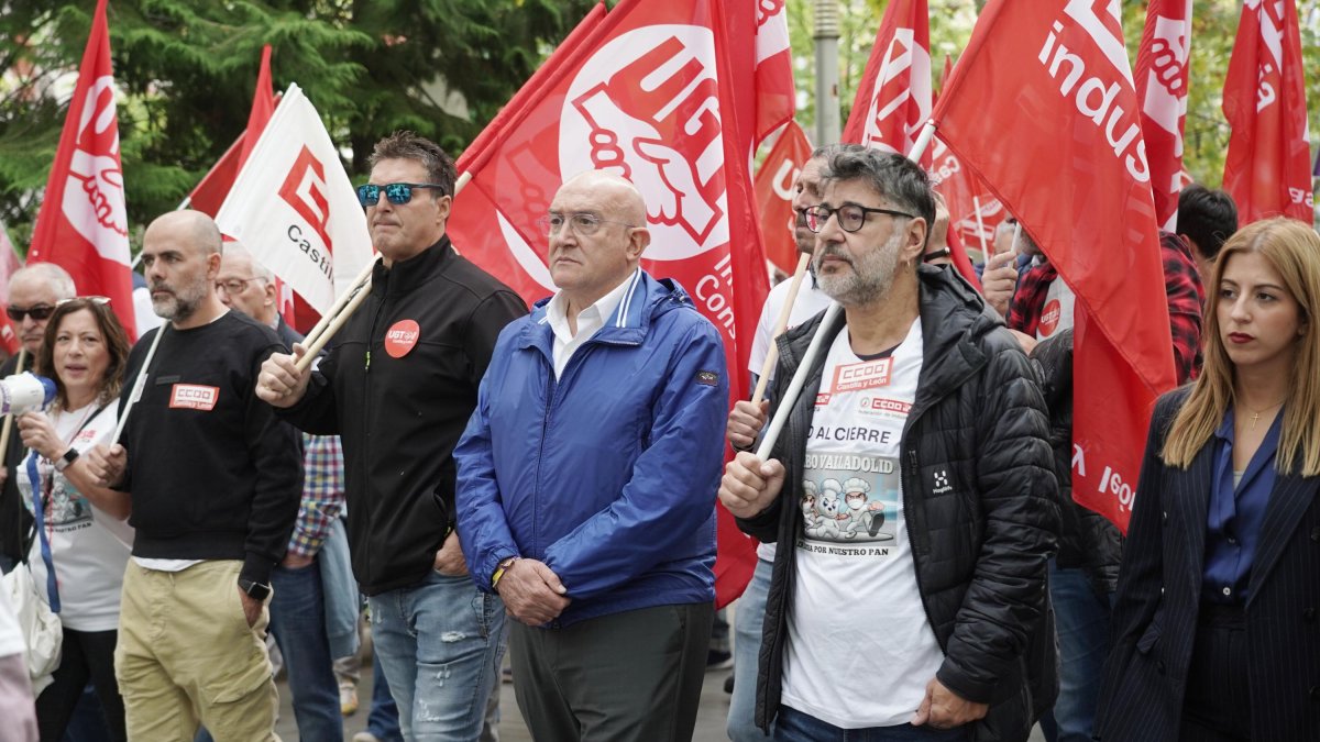 El alcalde, Jesús Julio Carneo, participa en una manifestación en defensa de la actividad en la planta de Bimbo