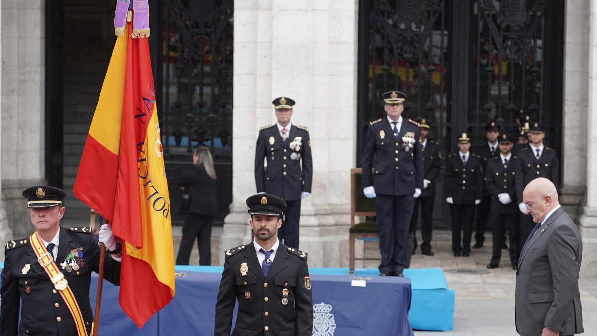 El alcalde de Valladolid, Jesús Julio Carnero, durante el acto de entrega de la Medalla de Oro de la Ciudad de Valladolid a la Policía Nacional