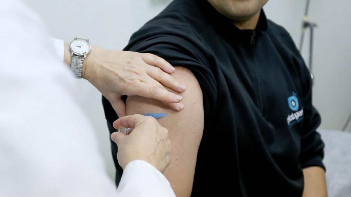 Un hombre se vacuna contra la gripe en una campaña anterior.