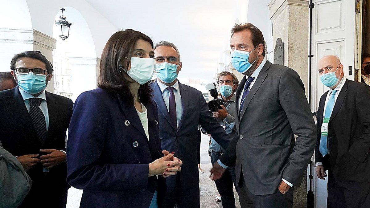 Pilar Llop, Javier Izquierdo y Óscar Puente en la entrada del Teatro Calderón, donde la ministra inauguró ayer el VI Congreso Nacional de Registradores.- D. V.