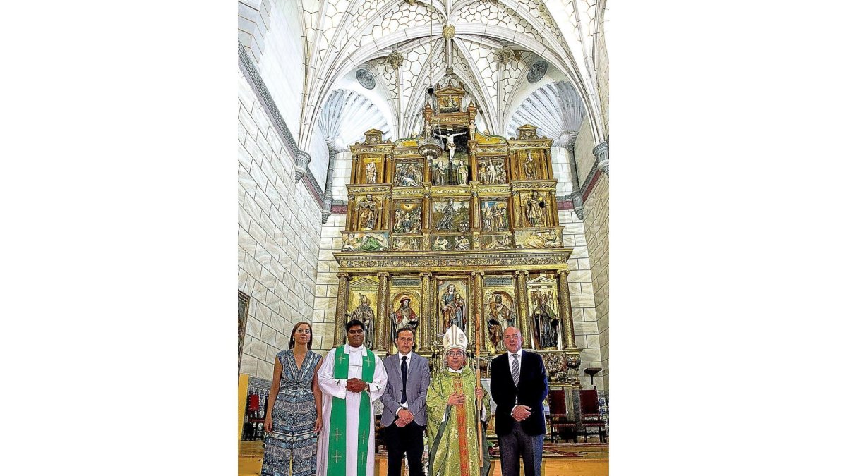 Argüello, flanqueado por Íscar y Carnero, ayer, ante el retablo.-EL MUNDO