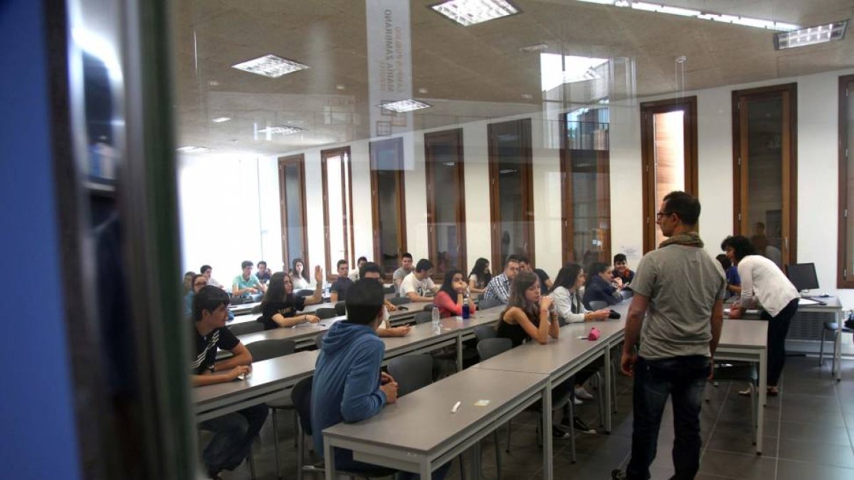 Un grupo de alumnos realiza un examen en el Campus María Zambrano de la Universidad de Segovia.-Ical