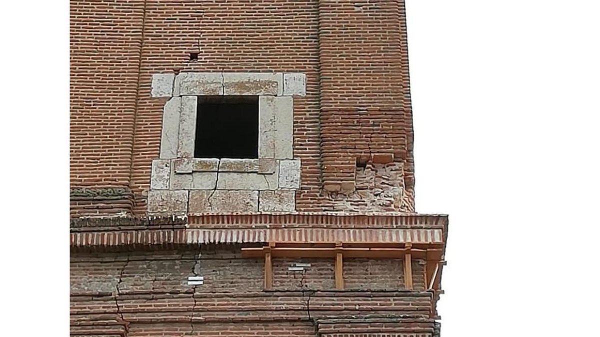 Detalle de la cornisa desprendida y de las grietas en la torre de San Pedro.-A.A.