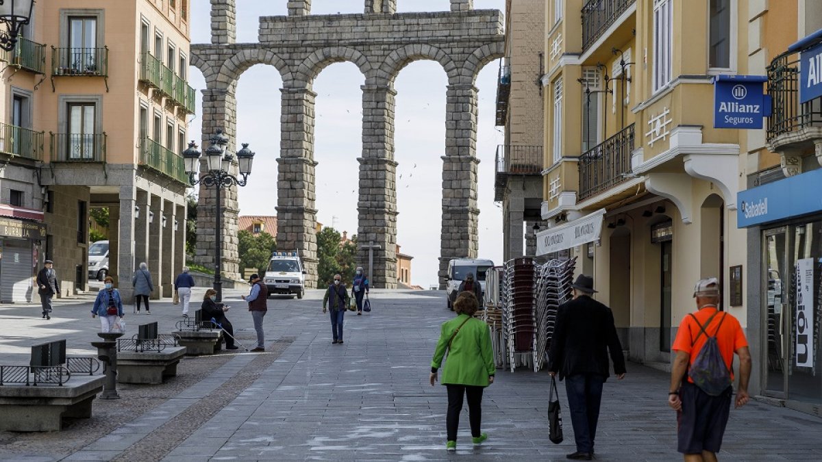 Primer día de paseo permitido a las personas mayores y dependientes por el Estado de alarma en Segovia.- E.M.