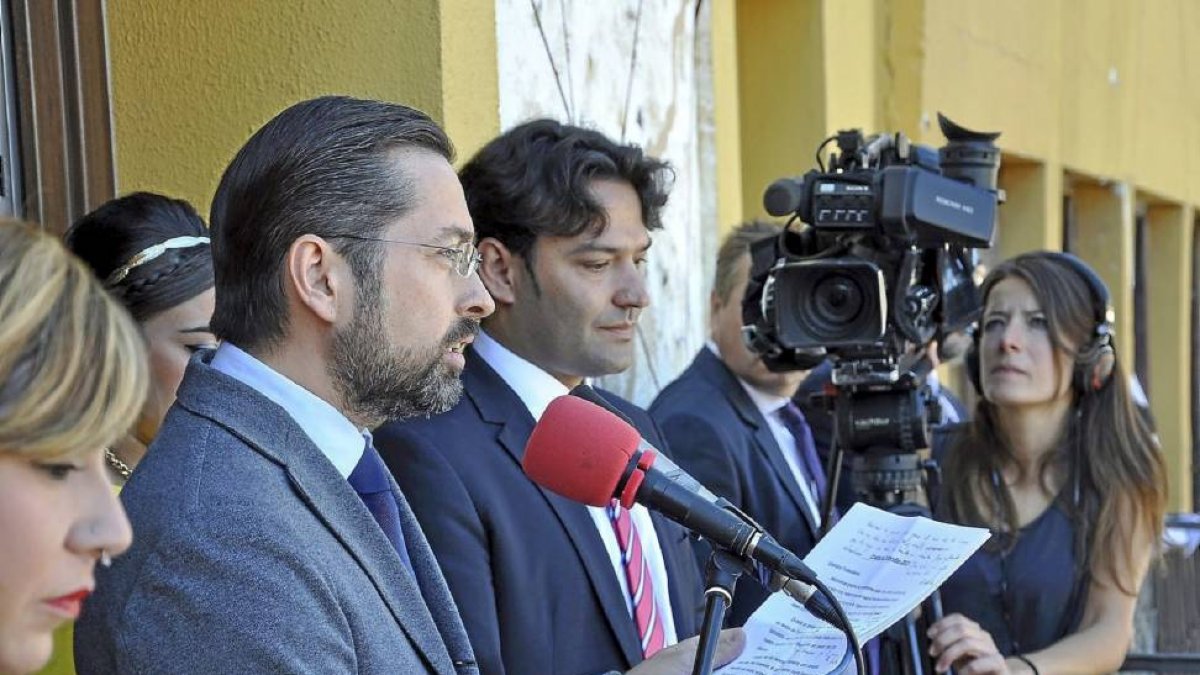 Eduardo Álvarez pronuncia su pregón en el balcón consistorial ayer, al lado del alcalde, González Poncela.-Santiago