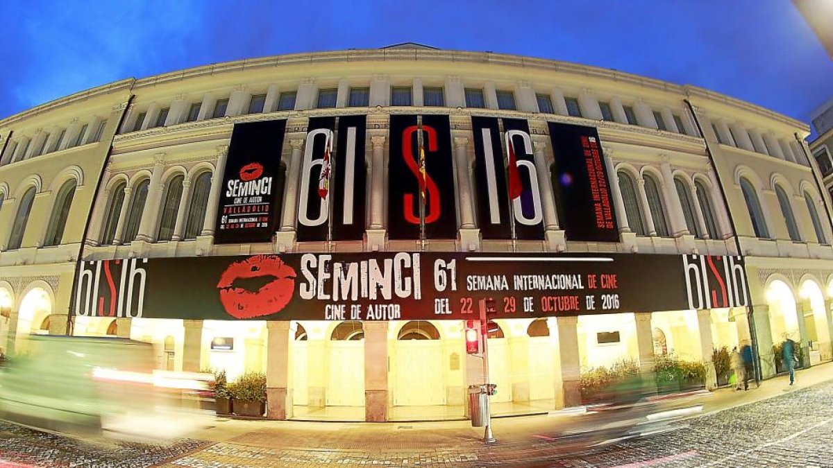 El Teatro Calderón adornado con los carteles de la Seminci 2016.-J.M.LOSTAU